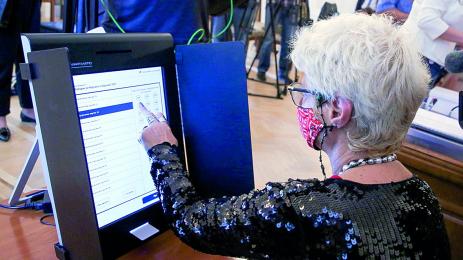 Пенсионери гласуват по 4 мин с машина