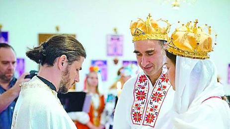 Ученик на Марсел Марсо вдигна сватба в народна носия