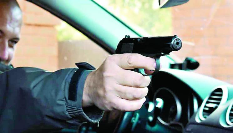 Шофьор заплаши тираджия с пистолет - ДИВ ЕКШЪН В СТИЛ 90-ТЕ: Шофьор се прави на мутра, размахал пистолет срещу колежка на пътя!
