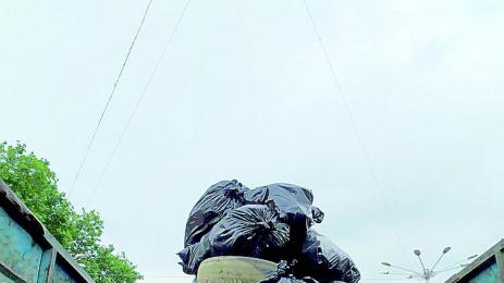 Кюстендилка вдигна пирамида от 150 чувала боклук