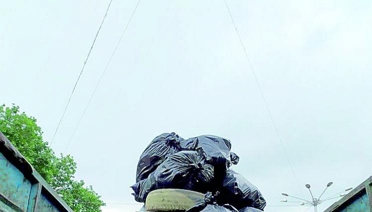 Кюстендилка вдигна пирамида от 150 чувала боклук - Кюстендилка вдигна пирамида 
от 150 чувала боклук