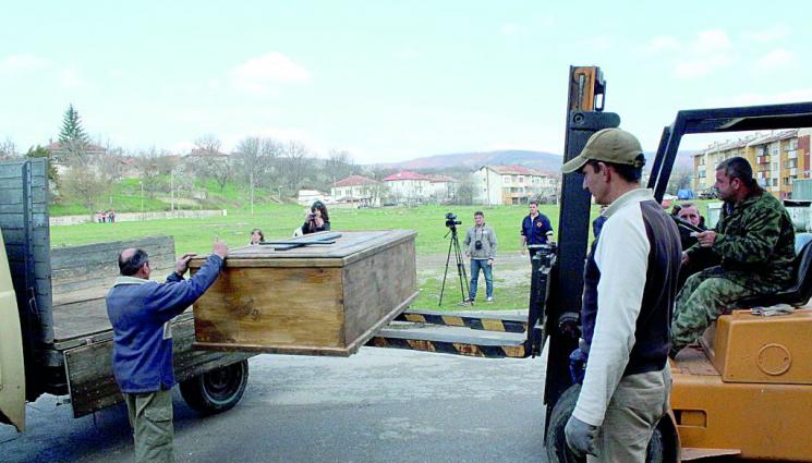 10 човека пренасят ковчег с 280 кг покойник - 10 човека пренасят ковчег с 280 кг. покойник