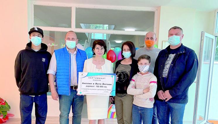 Наш професор от САЩ дава 100 бона на болни деца - Наш професор от САЩ дава
100 бона на болни деца