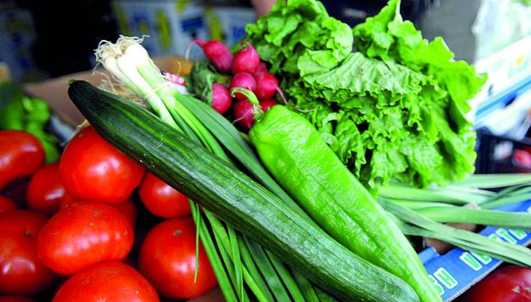 Двойно по малко български домати и краставици - СОЛЕНА СОФРА: Краставиците скочиха до небето, доматите – надолу