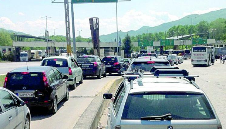 Пускат допълнителни ленти на Кулата Промахон - ТЪРПЕНИЕ МУ Е МАЙКАТА: Опашки на браздата!