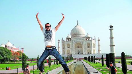 игнат плува с делфини на карибите