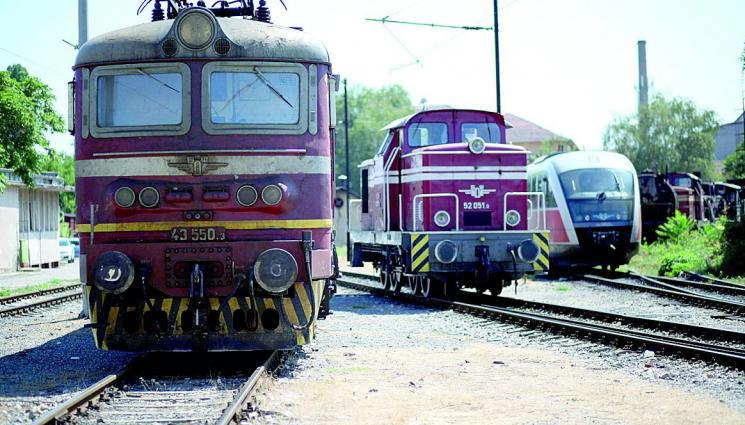 Машинисти спасиха влакове от челен сблъсък - ЗАЩО НЯМАМЕ НИ РЕЛСИ, НИ ВКЛАКОВЕ: Бивш шеф на НИКЖИ замесен в измама за 184 000 000 лева!