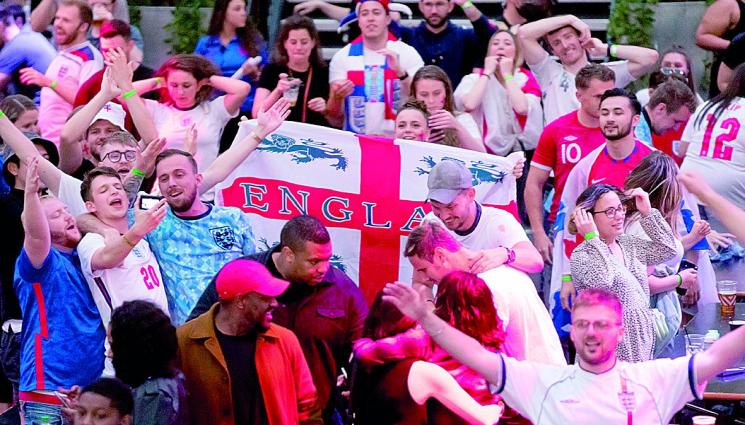 Бира и кръв се ляха след успеха на Англия - СТРОГИ МЕРКИ: Обединеното кралство спира над 1300 свои фенове да пътуват до Катар