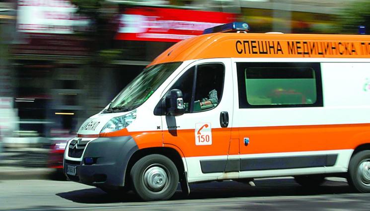 Спешна помощ скочи на Кацаров - БЕЗОБРАЗИЕ: Човек лежи с разбита глава на пътя, Спешна помощ не идва! (СНИМКИ 18+)