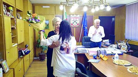 Директорка поетеса дари парите от стихосбирка за инвитро