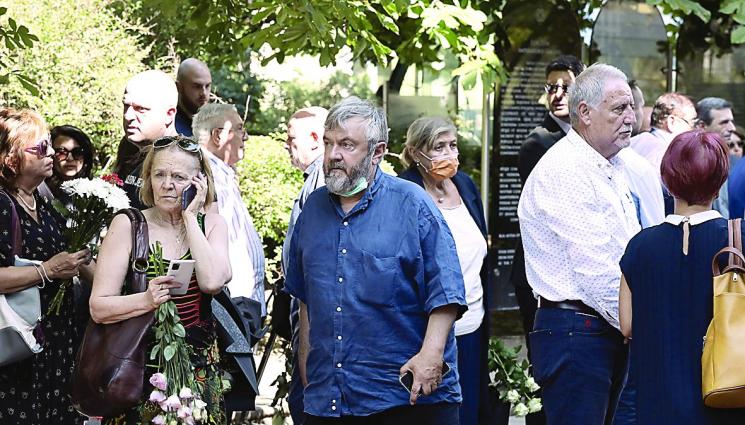 Близки и приятели се простиха с Радосвет Радев - Близки и приятели се простиха с Радосвет Радев