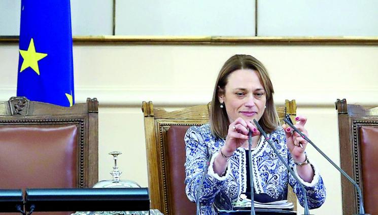 Ива Митева свиква извънредно парламента - ГОРЕЩИЯТ СТОЛ: Ива Митева не иска да е шеф на парламента
