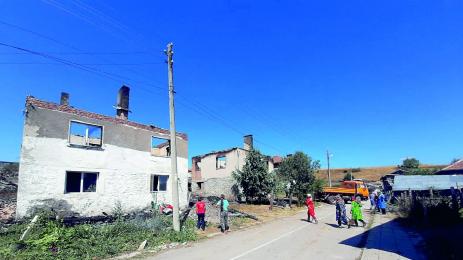 Огънят погълна за минути 7 къщи