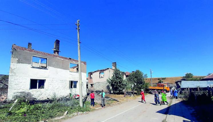 Огънят погълна за минути 7 къщи - Огънят погълна 
за минути 7 къщи 