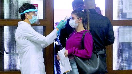 Учениците с маски в час малките последни онлайн