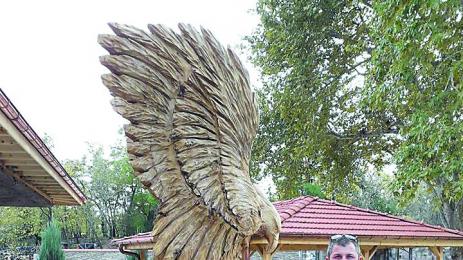 Учител вае уникални скулптури с резачка