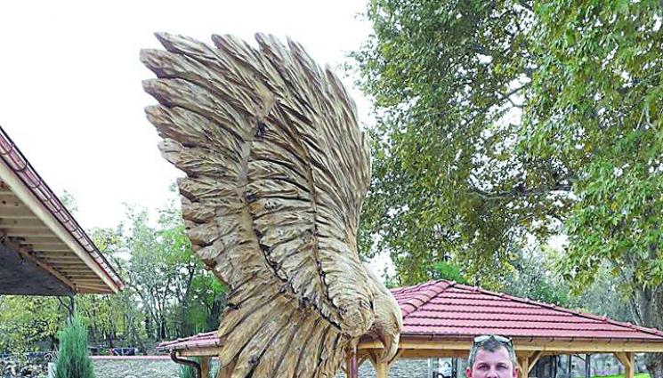 Учител вае уникални скулптури с резачка - Учител вае уникални
скулптури с резачка 