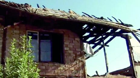 Майка с три деца остана без дом