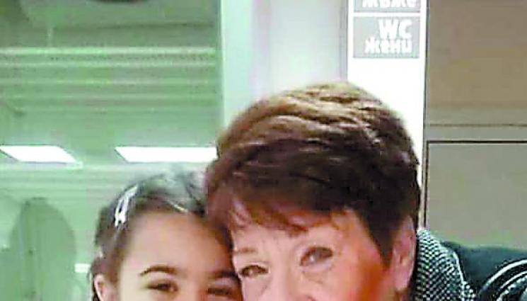 Поет продава стихове за да спаси болната си съпруга - Поет продава стихове, за да спаси 
болната си съпруга