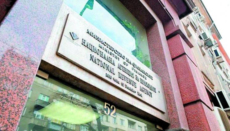 НАП брои парите в касите на 2100 фирми - КРАЙ НА ДЕТСТВОТО: НАП подбра абитуриентите!