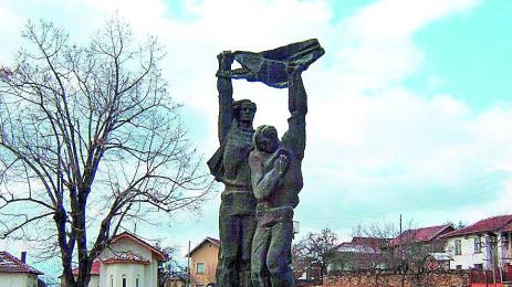 Скулптор цели прасета с трицефка дар от хонекер