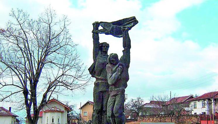 Скулптор цели прасета с трицефка дар от хонекер - Скулптор цели прасета с трицефка - дар от хонекер