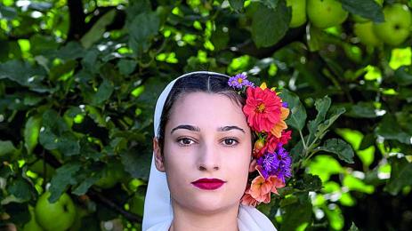 Девойки съживяват картини на Майстора