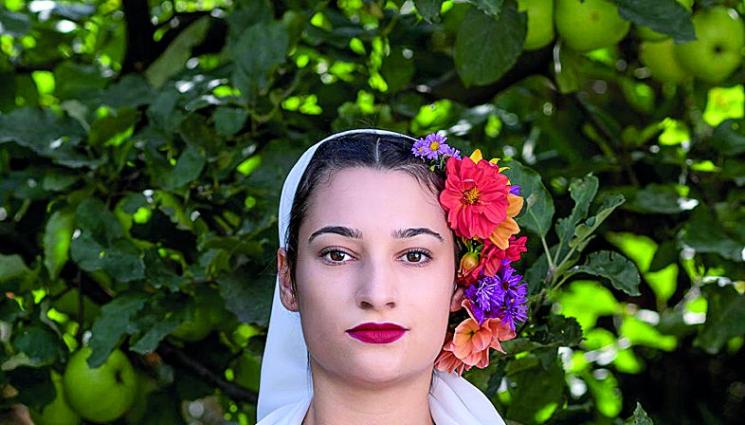 Девойки съживяват картини на Майстора - Девойки съживяват 
картини на Майстора 
