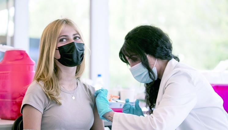 22 000 ученици с ваксина срещу COVID - Връщаме ученика в клас срещу две стотачки, големите масово без сертификат