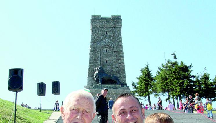 Наследник на опълченец ловува 60 г с една пушка - Наследник на опълченец 
ловува 60 г. с една пушка