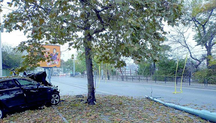 Дрифтър помете момиче на тротоар - Дрифтър помете
момиче на тротоар