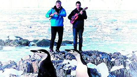 Теодосий Спасов си показва снимките от Антарктида