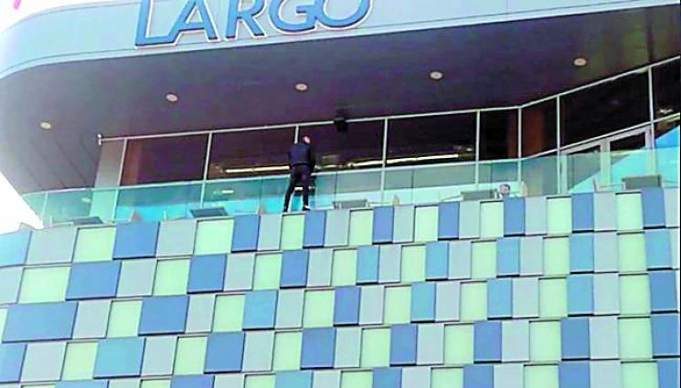 Младеж опита да скочи от терасата на мол - Младеж опита да скочи от
терасата на мол