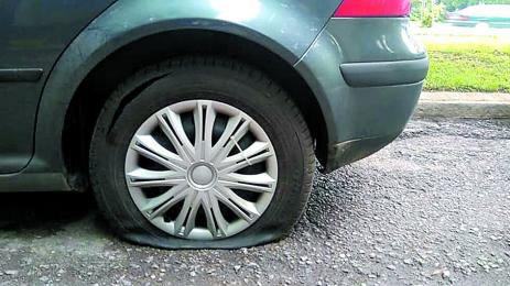 Нарязаха гумите на Борис Дали