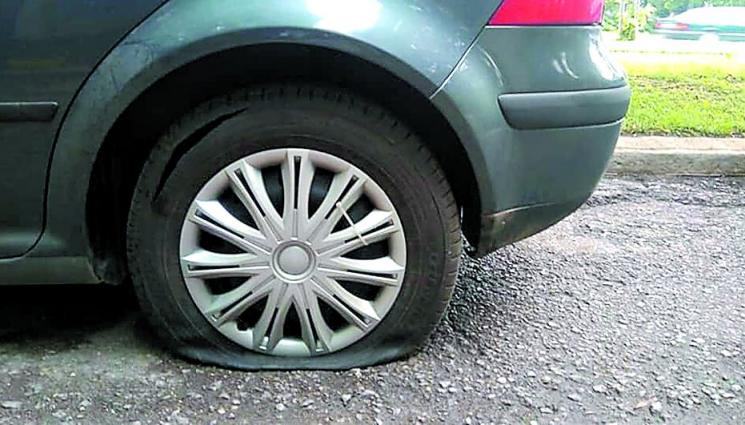 Нарязаха гумите на Борис Дали - Нарязаха гумите на Борис Дали