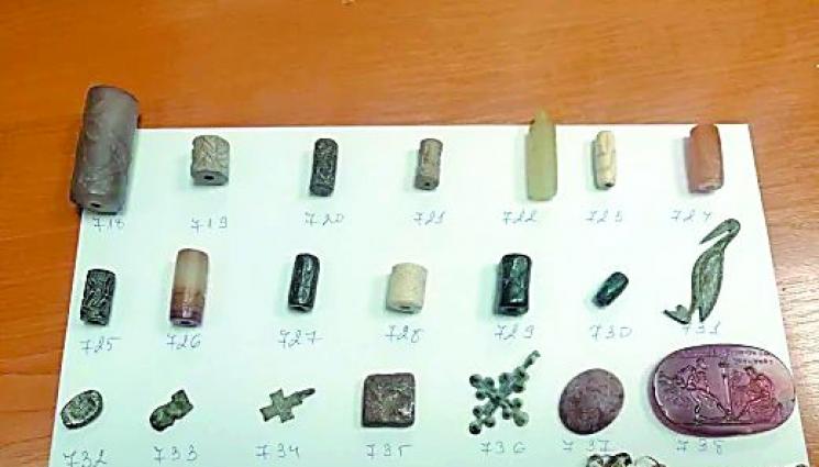 Митничари откриха древно имане в акумулатор - Митничари откриха древно имане в акумулатор