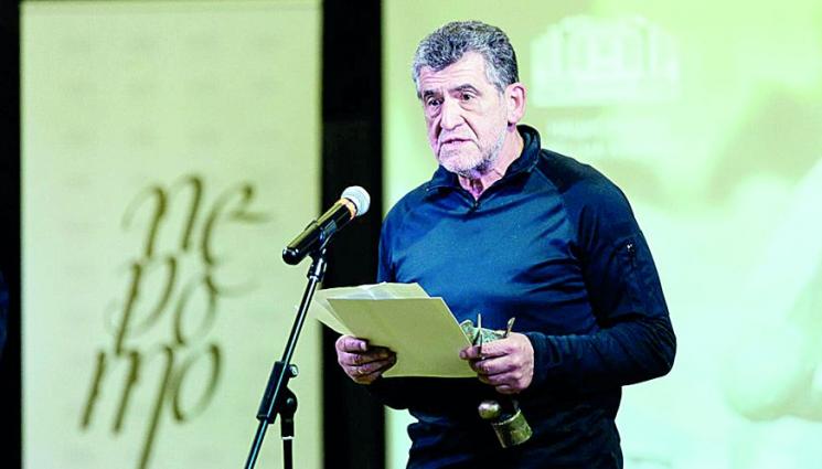 Поетът Георги Борисов с Голямата награда Перото 2021 - Поетът Георги Борисов с 
Голямата награда Перото 2021