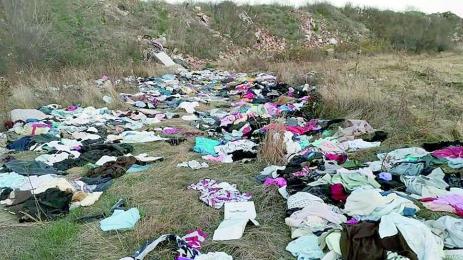 Купища дрехи край приюта на отец Иван