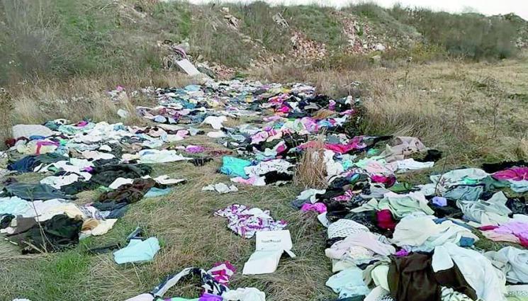 Купища дрехи край приюта на отец Иван - Купища дрехи край
приюта на отец Иван