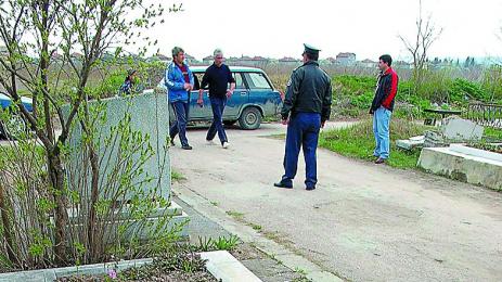 Братя потрошиха гробовете на родителите си