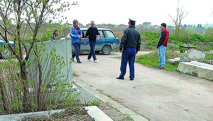 Братя потрошиха гробовете на родителите си - Братя потрошиха гробовете
на родителите си