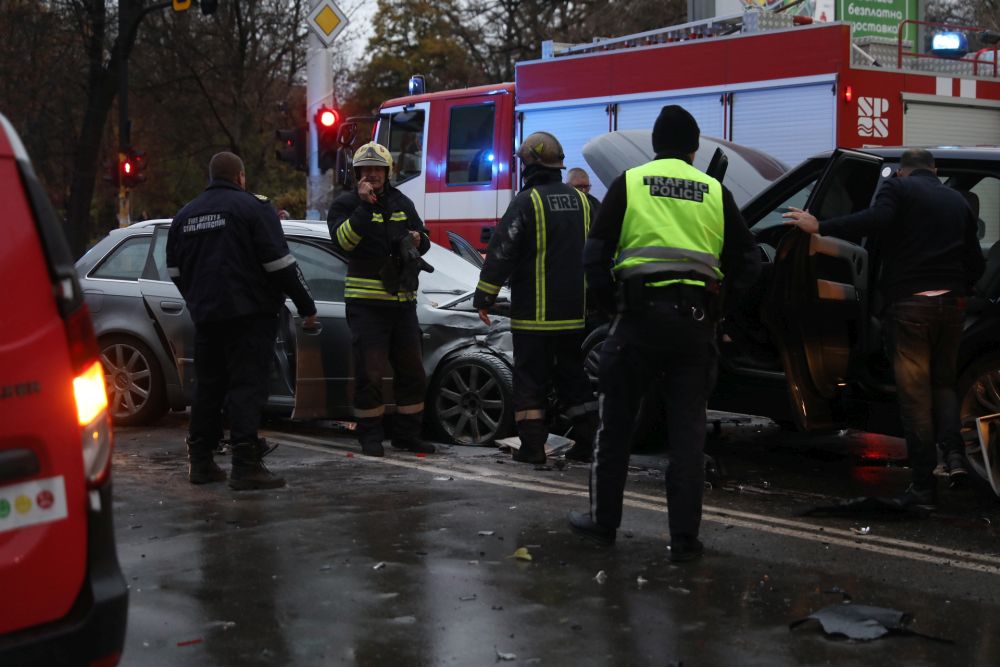 Лека кола се блъсна в няколко автомобила и автобус на бул. „Тодор Александров” и 