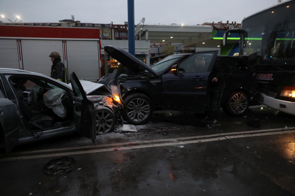 Лека кола се блъсна в няколко автомобила и автобус на бул. „Тодор Александров” и 