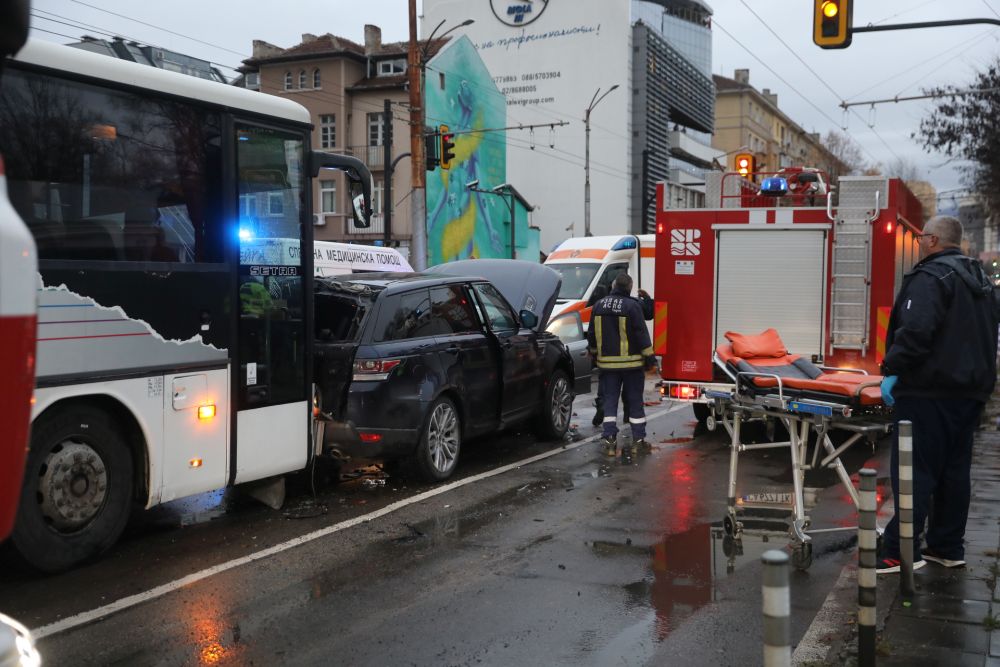 Лека кола се блъсна в няколко автомобила и автобус на бул. „Тодор Александров” и 