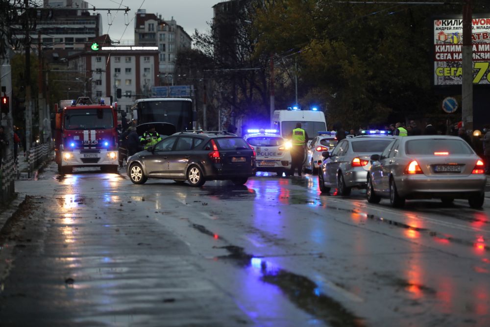 Лека кола се блъсна в няколко автомобила и автобус на бул. „Тодор Александров” и 