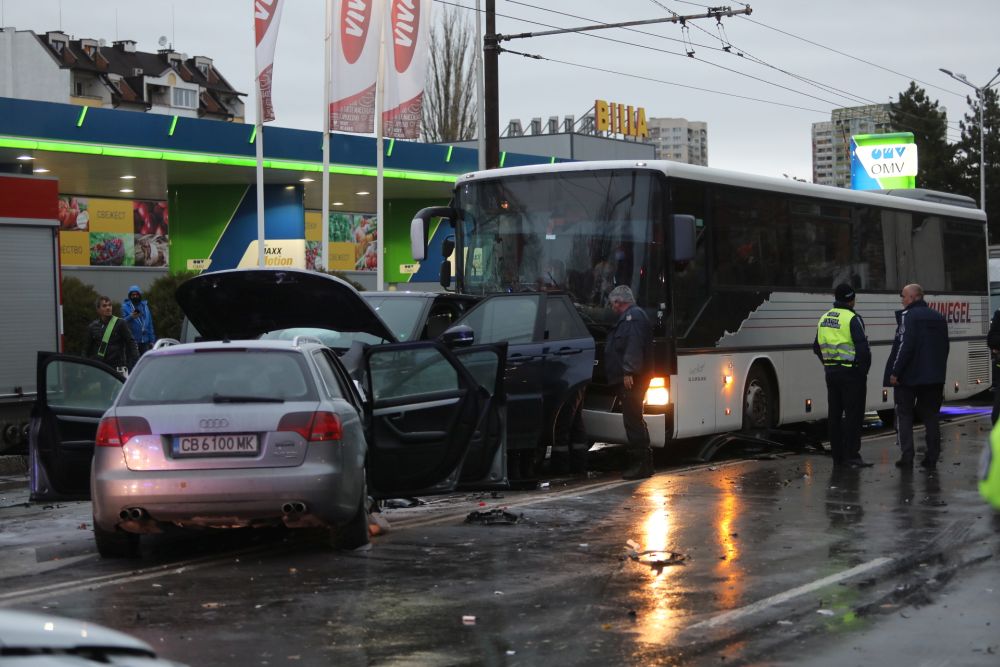 Лека кола се блъсна в няколко автомобила и автобус на бул. „Тодор Александров” и 