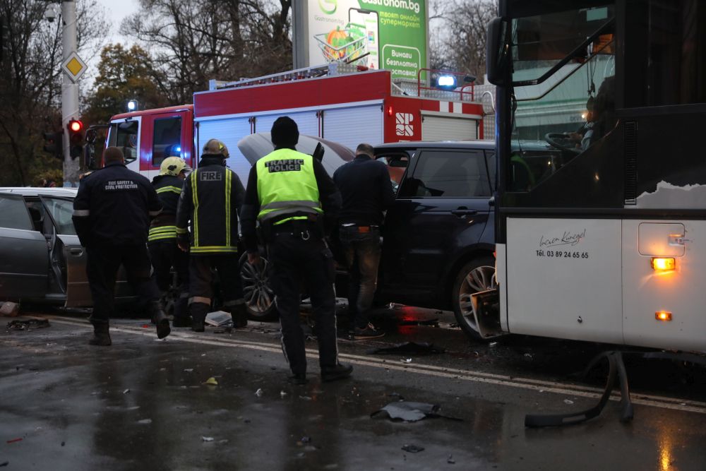 Лека кола се блъсна в няколко автомобила и автобус на бул. „Тодор Александров” и 