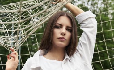 Смятаната за най красива футболна съдийка – Каролина Бояр Стефанска отново разбии
