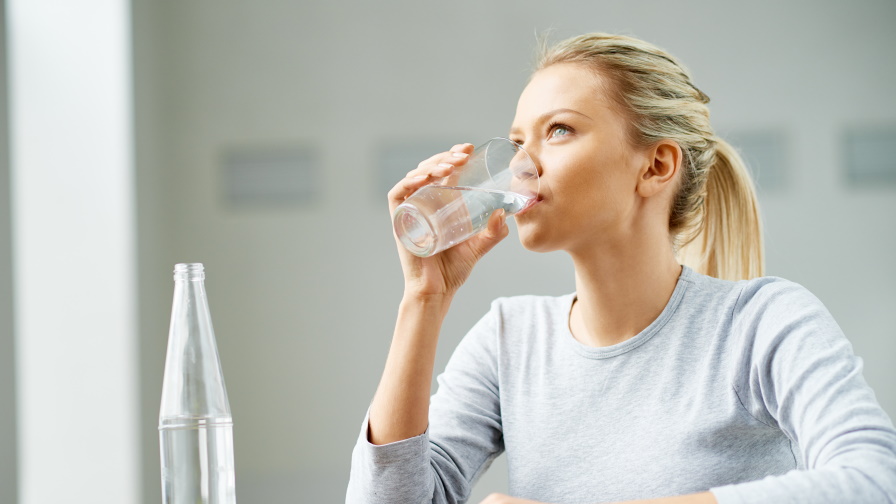 <p><strong>3. Не забравяйте за хидратацията сутрин</strong><br />
Малко вероятно е през нощта да се будите редовно, за да изпиете няколко чаши вода. Резултатът е, че сутрин сте дехидратирани. Дори да не изпитвате жажда, повярвайте ни, имате нужда от вода! Тялото съдържа приблизително 75% вода, а дехидратацията има множество негативни ефекти върху психическото и физическото състояние.</p>