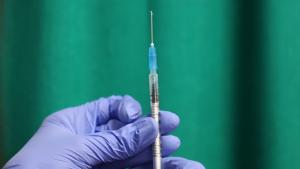 Четвърта доза от ваксина срещу коронавируса е поставена на половин